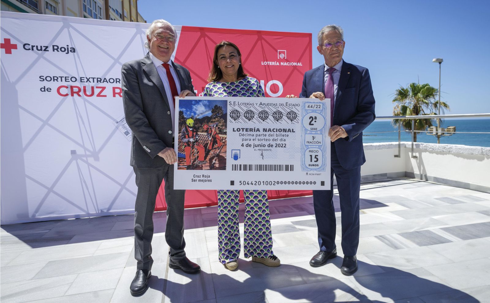 Los presidentes de Loterías y Apuestas del Estado y de Cruz Roja, con su presidenta provincial, hoy en Cádiz..