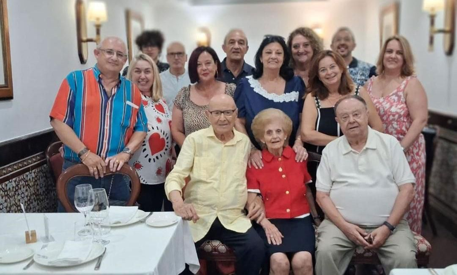 La homenajeada, María Garrido, con sus padres, Agustín Garrido y Carmen Paramio, Arturo y Agustín Garrido, Manuela Toscano, Francisca Rodríguez, Manuel Garrido, Mariló Llorente, Fernando Bablé, Lola e Ismael Garrido, Lidia Paramio y Luis Martín Garrido.