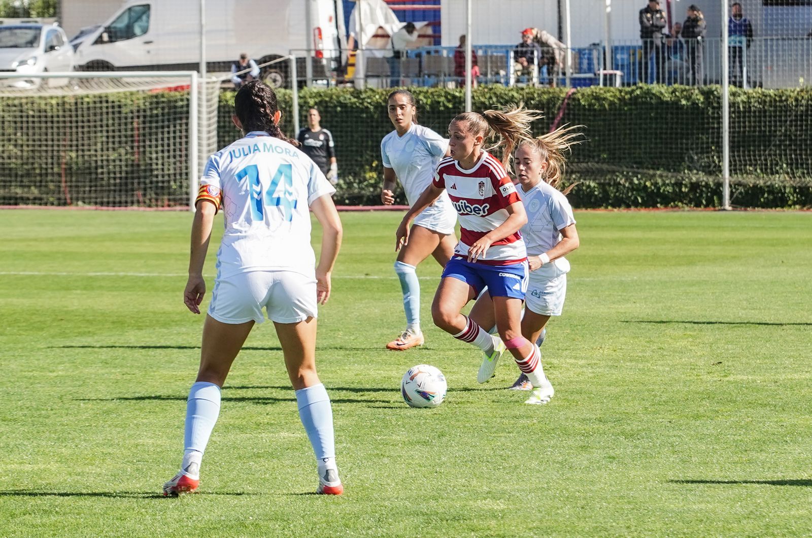 Un ataque del Granada en el último partido de la Liga F