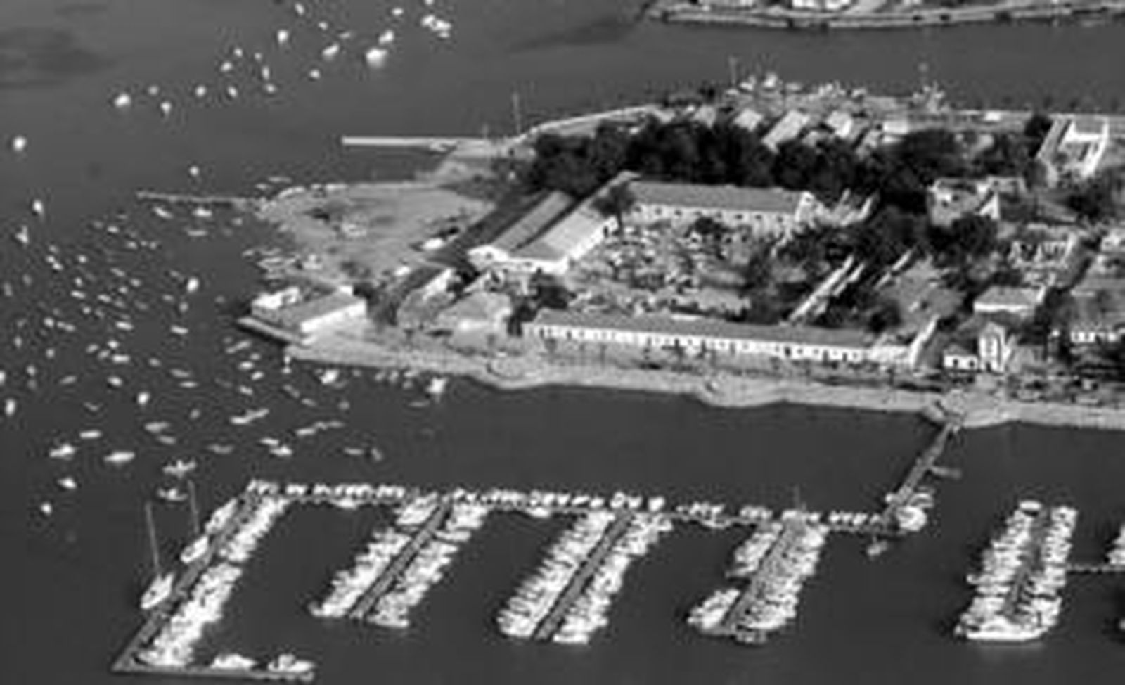 Vista aérea de Sancti Petri, con los puntos de amarre totalmente ocupados y numerosas embarcaciones en los alrededores.