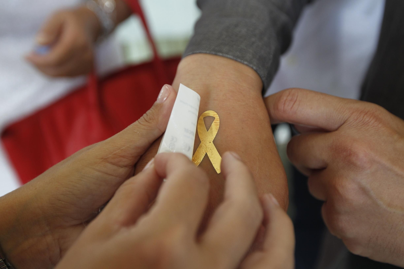 Lazo dorado en solidaridad con los niños enfermos de cáncer. Lazo dorado en solidaridad con los niños enfermos de cáncer.