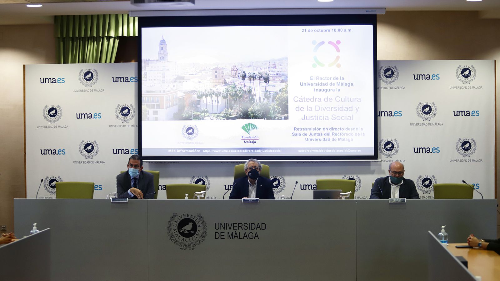 El director general de la Fundación Unicaja, Sergio Corral; el rector de la Universidad de Málaga, José Ángel Narváez; y el catedrático de Didáctica y Organización Escolar de la Facultad de Educación de la UMA e impulsor de la iniciativa, Miguel López Melero.