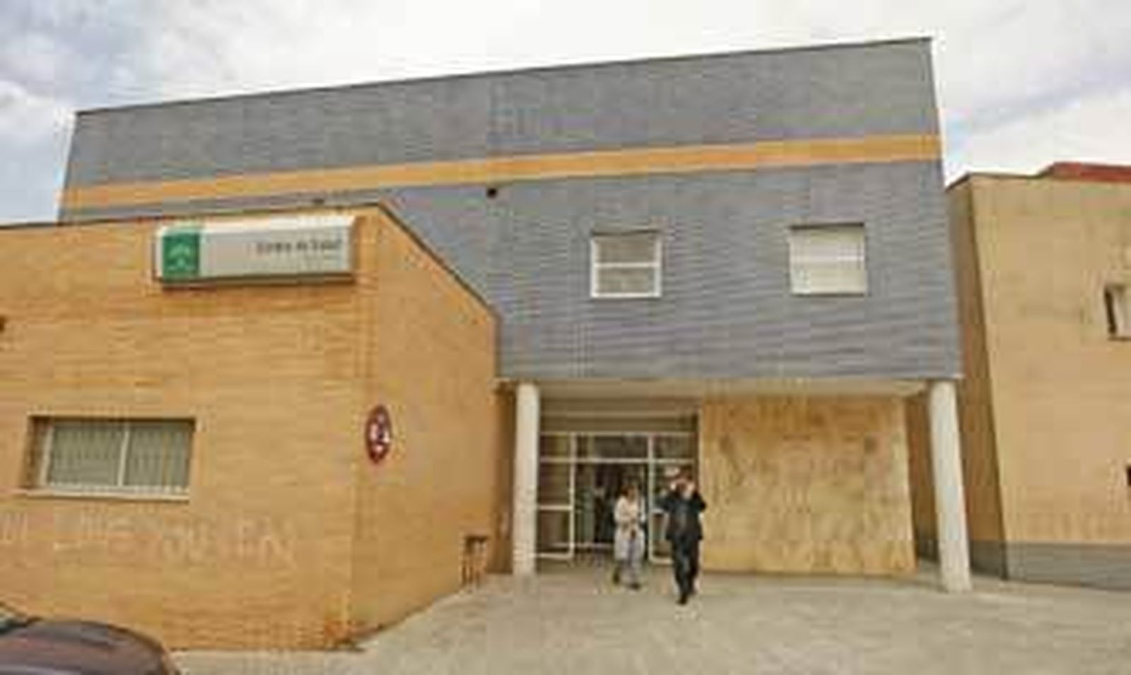 Dos personas saliendo del centro de salud de La Serrana, en una pasada imagen.