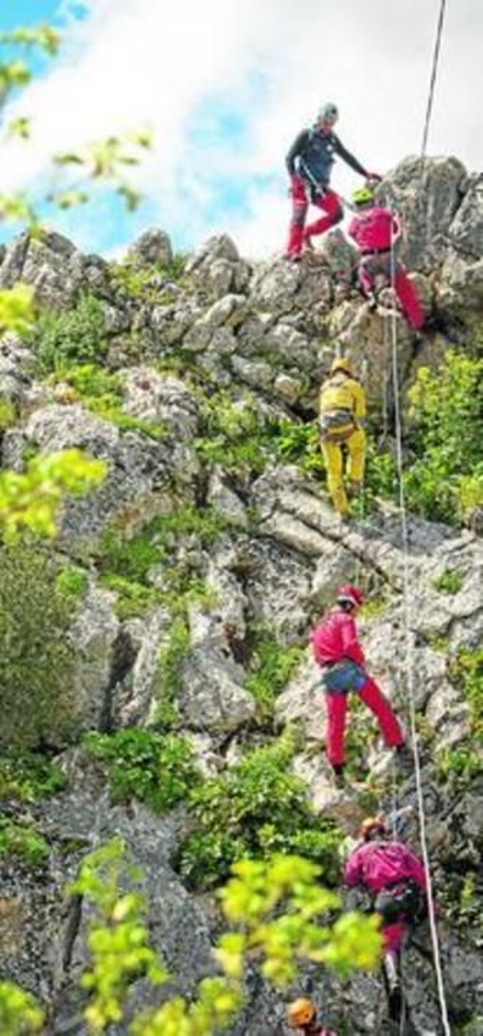 1. Un técnico y un grupo de alumnos de la Escuela de Espeleología, en pleno esfuerzo el pasado jueves. 2. Uno de los alumnos escala junto al imponente vacío de la sima de Villaluenga. 3. El alcalde de la localidad payoya, Alfonso Moscoso, y el coordinador de la Escuela, José Antonio Berrocal, en una de las habitaciones del centro, que alberga 65 camas. 4. Arneses, cuerdas, cascos, anclajes y demás material llenan el almacén. 5. Pruebas bajo techo en una nave municipal. En ellas un alumno hace los ejercicios simulando no ver nada y otro practica como si le faltara un brazo.