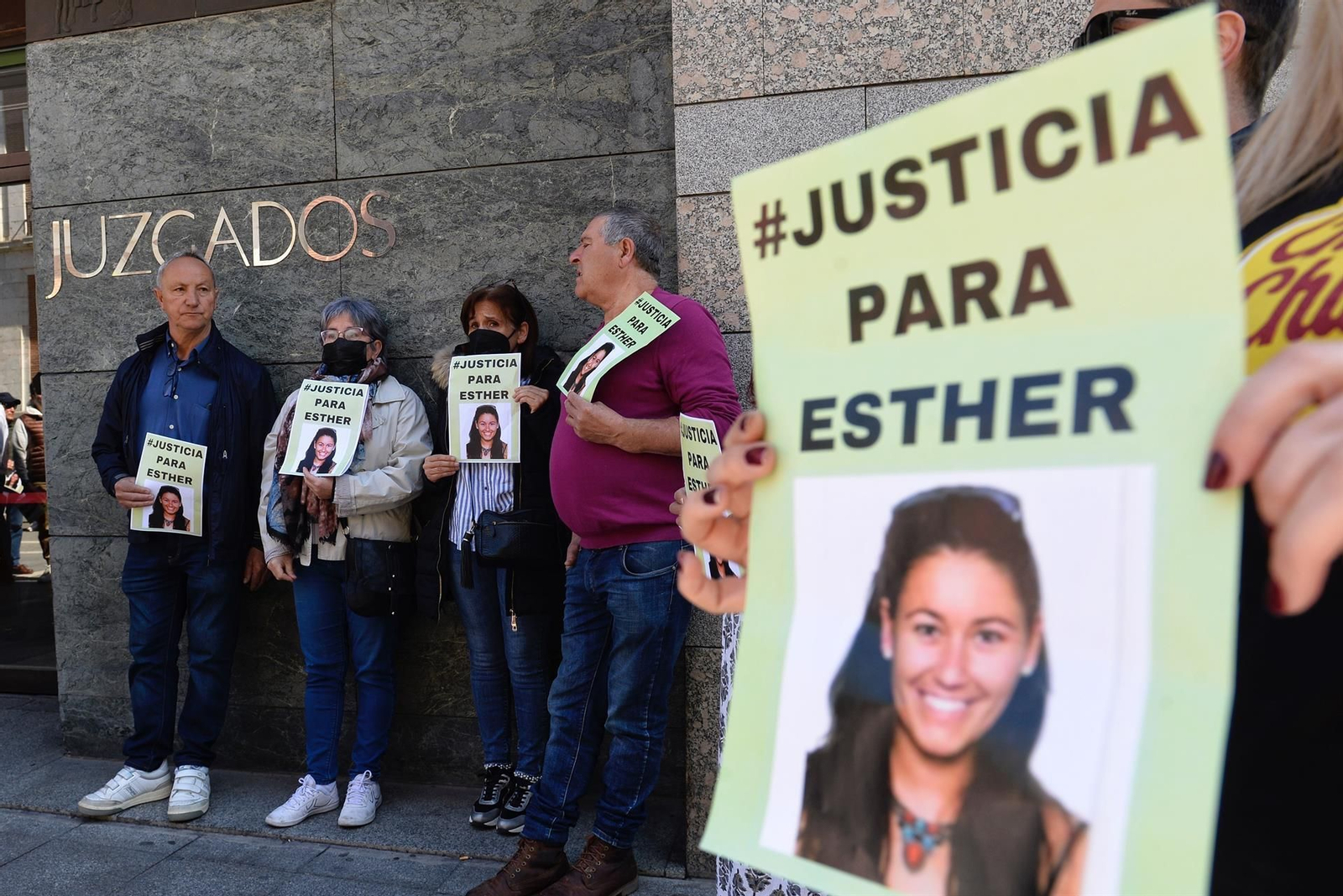 Familiares y amigos de la víctima pidiendo justicia el pasado junio de 2022.