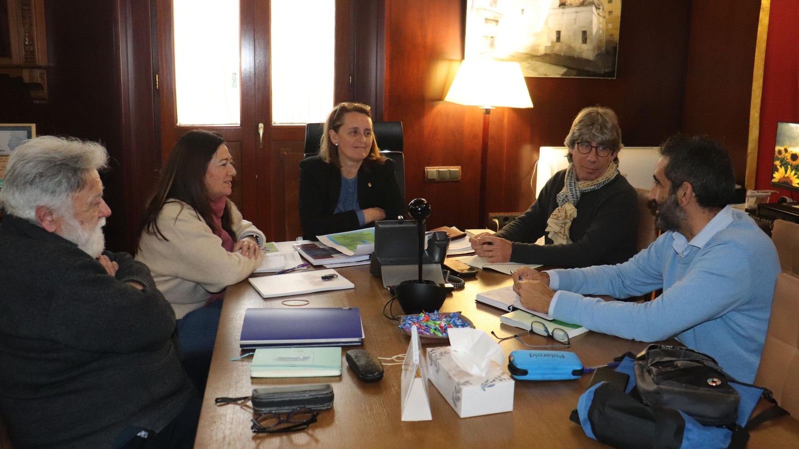 La alcaldesa se reúne con representantes de la Asociación Bahía de Cádiz
