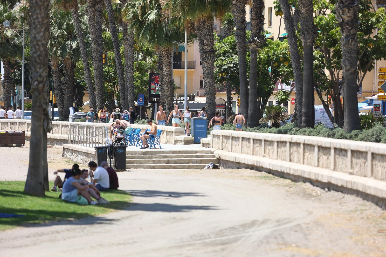 Las fotos del primer lleno de playas en julio en Málaga, con calor, viento y oleaje