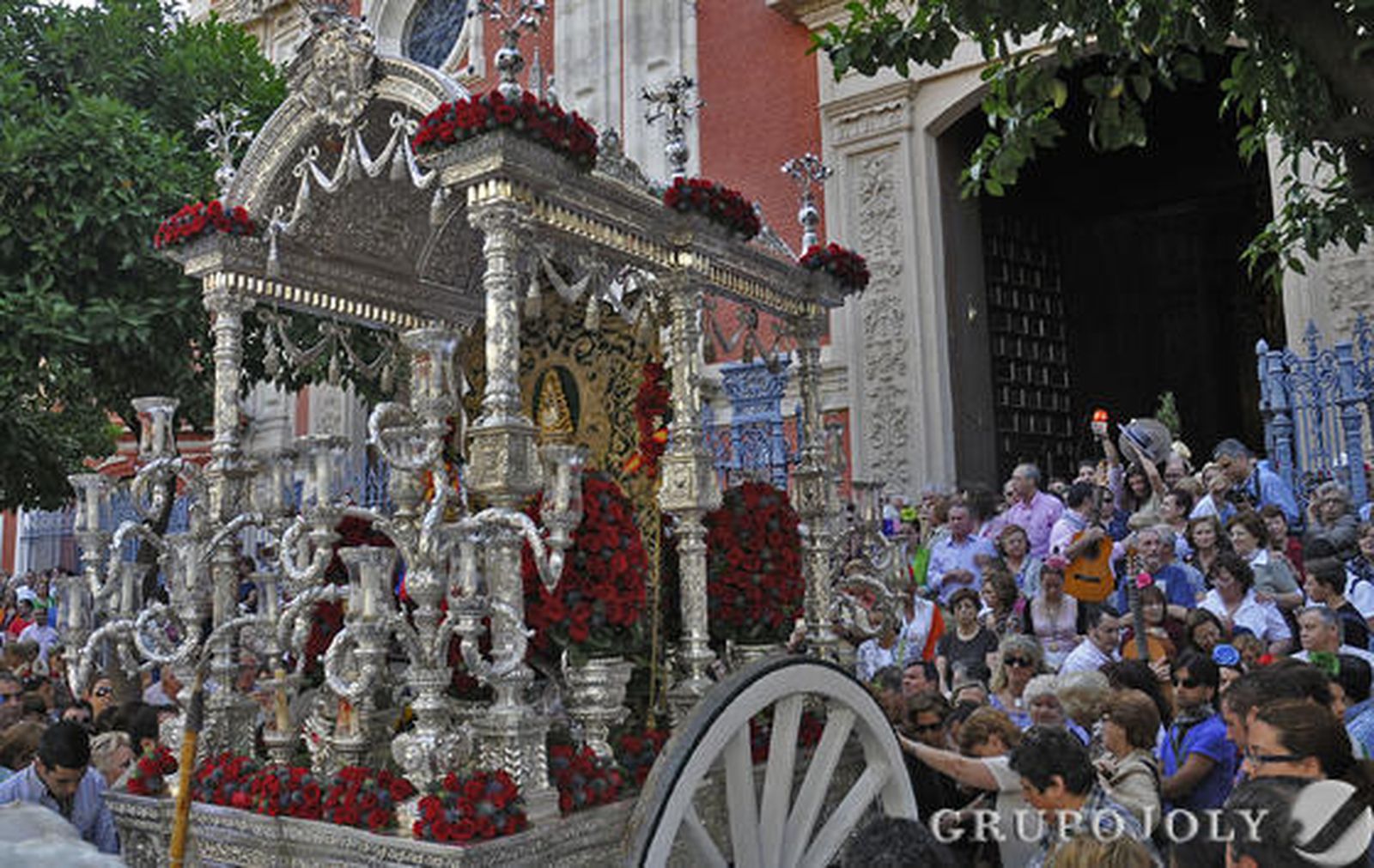La careta con el simpecado de la Hermandad de Sevilla sale de la Iglesia del Salvador.  Foto: Juan Carlos Vázquez