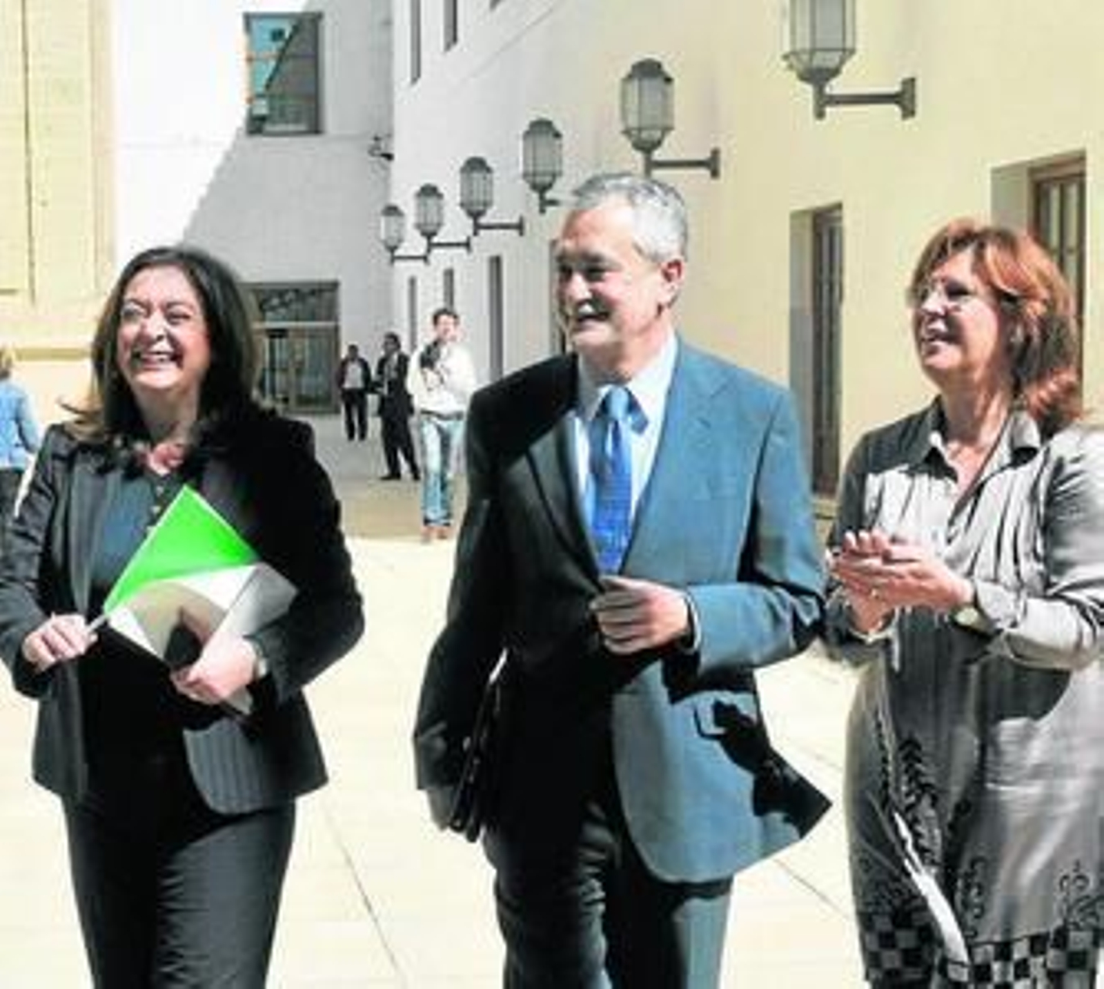 Moreno, Griñán y Rosa Torres, presidenta del PSOE andaluz, el jueves en el Parlamento.