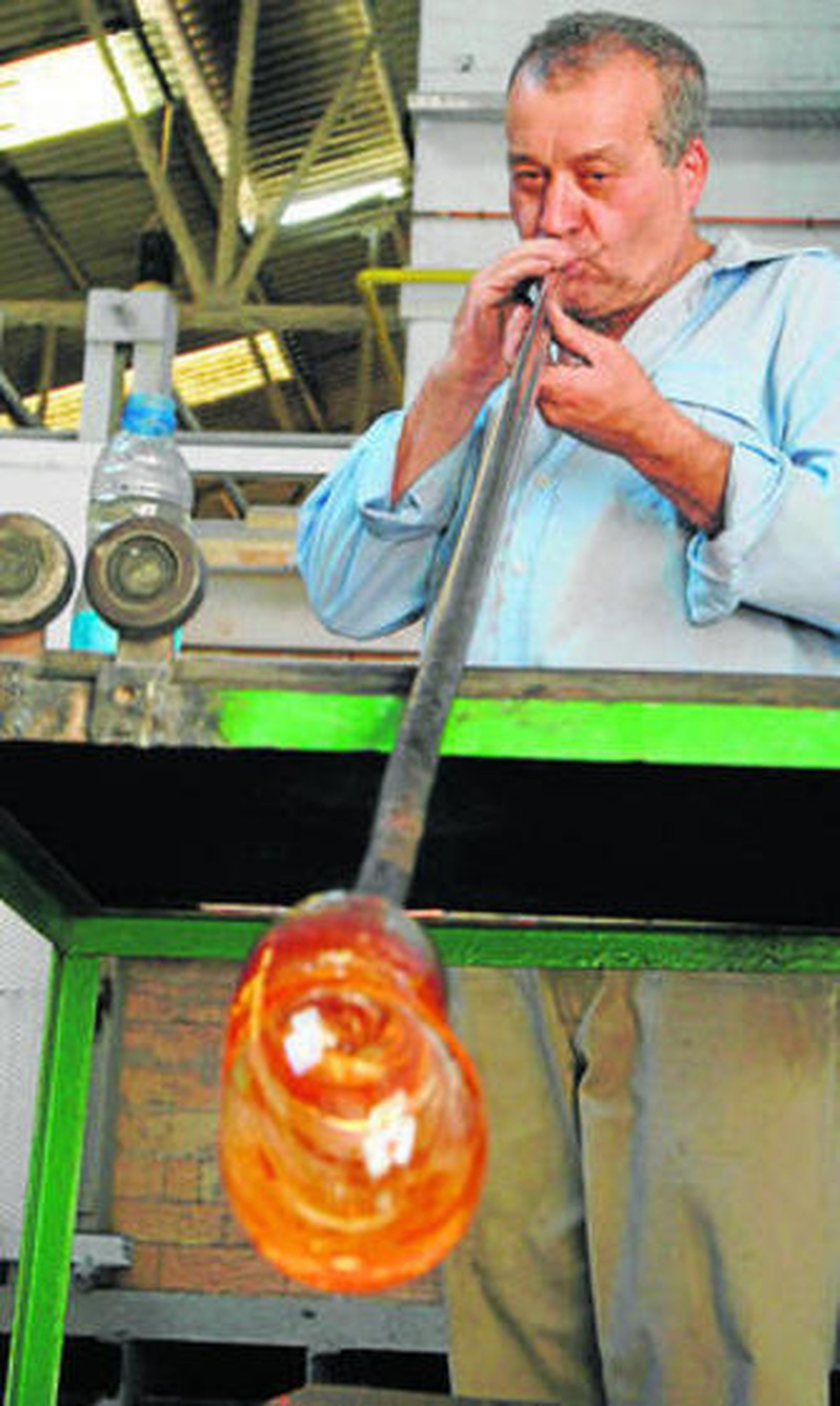 Antiguamente las botellas se hacían de forma artesanal.