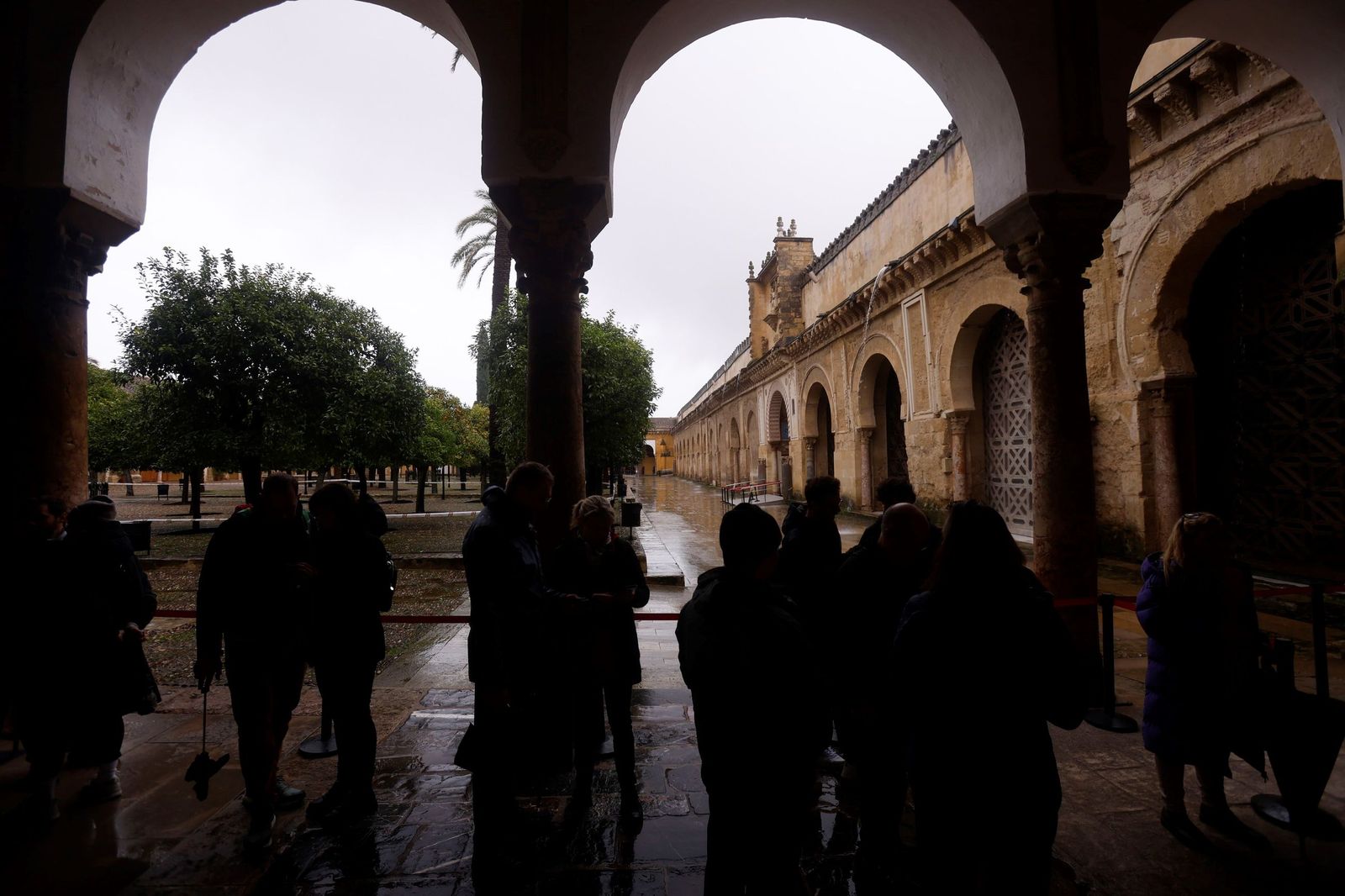 El Patio de los Naranjos de la Mezquita-Catedral por la borrasca Leonardo, en imágenes