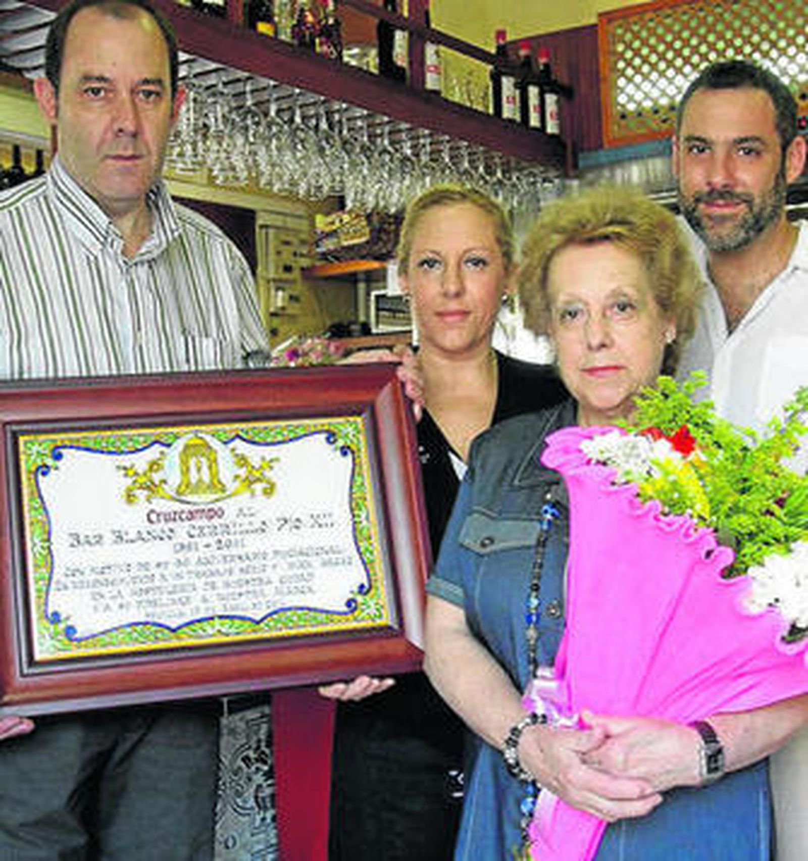 José Blanco y su madre, Concepción Romero, posan con familiares.