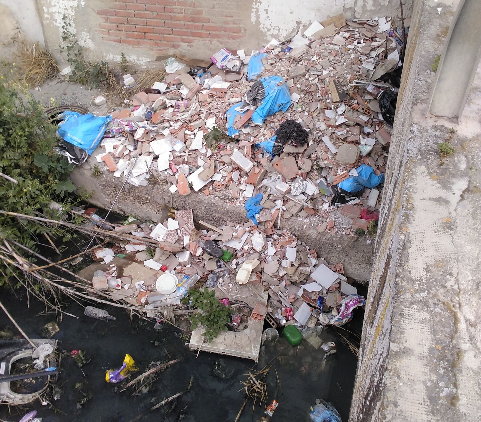 Vertido de escombros en el río Marbella en Baena.