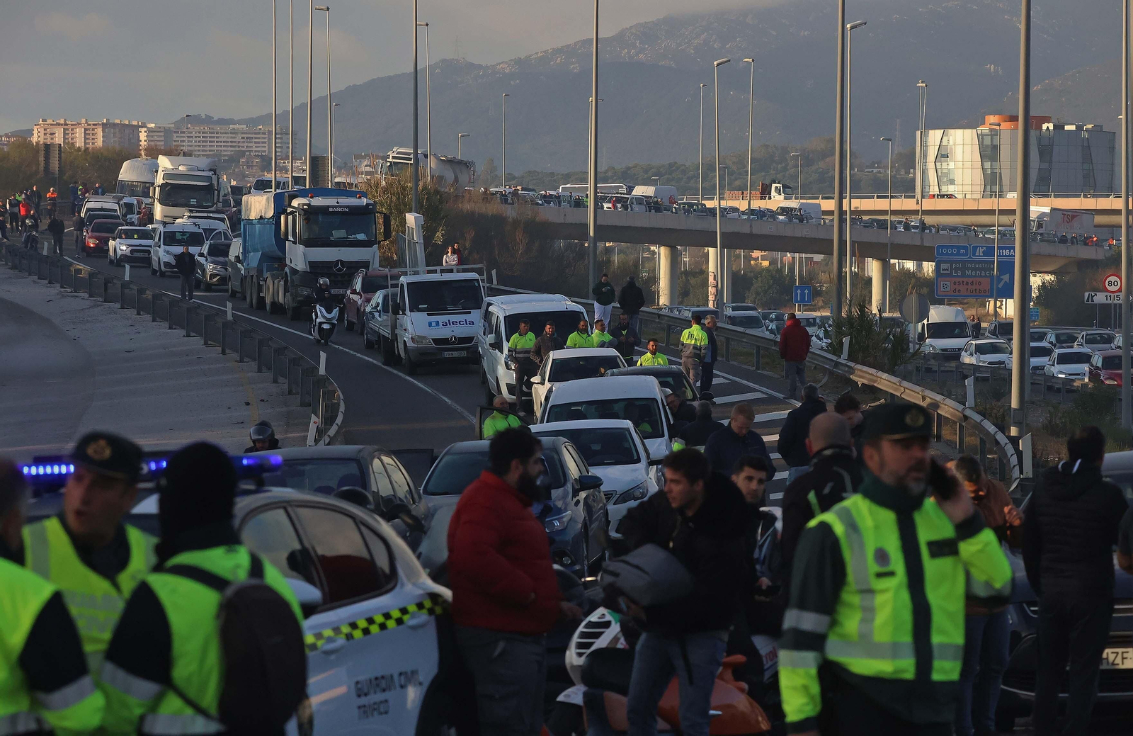 Imágenes del corte de la A7 por los huelguistas de Acerinox tras las negociaciones en el Consejo Andaluz de Relaciones Laborales