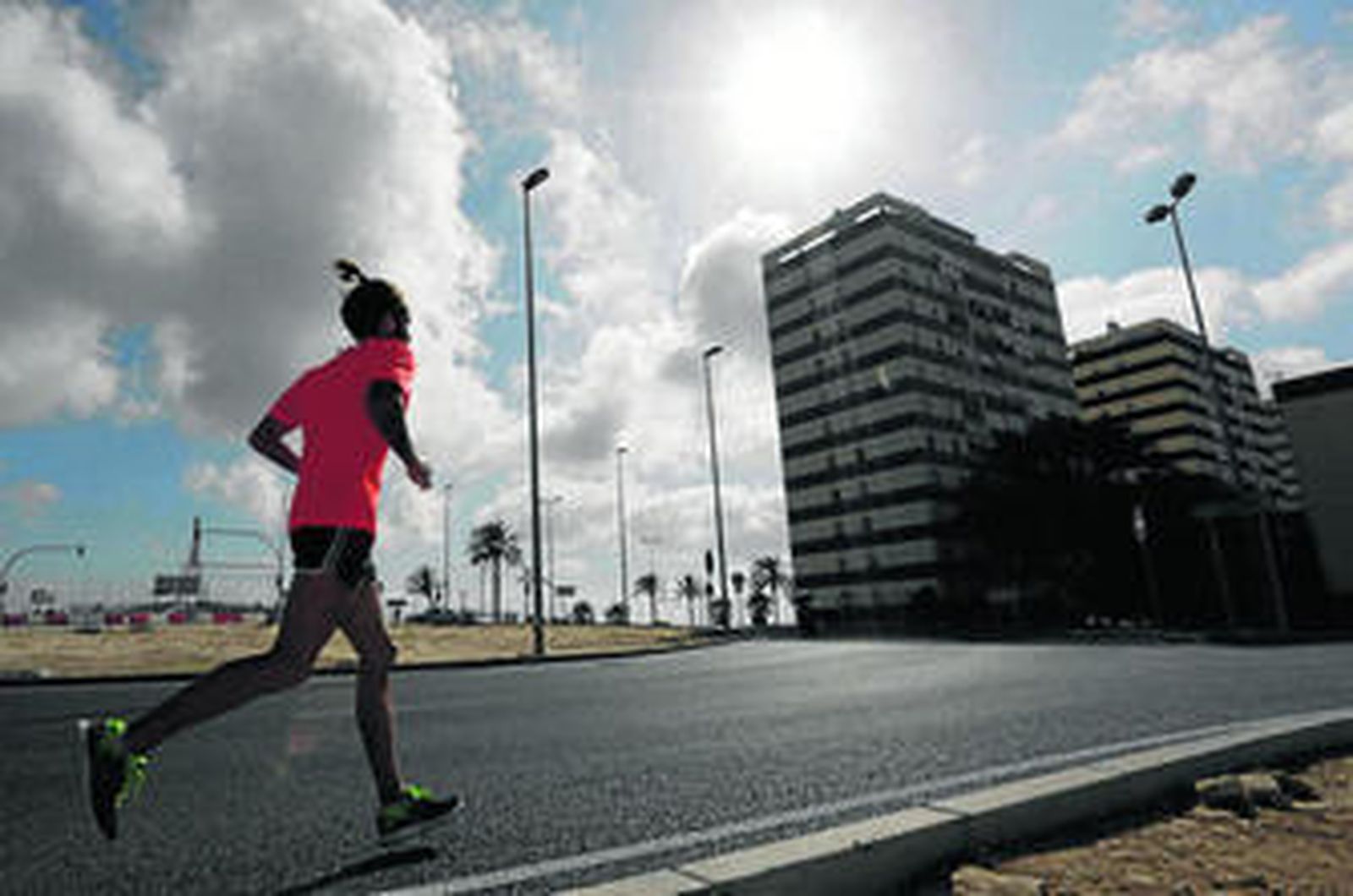 Los dos bloques de la Avenida de la Bahía más próximos a la rotonda en la que finaliza el nuevo puente.