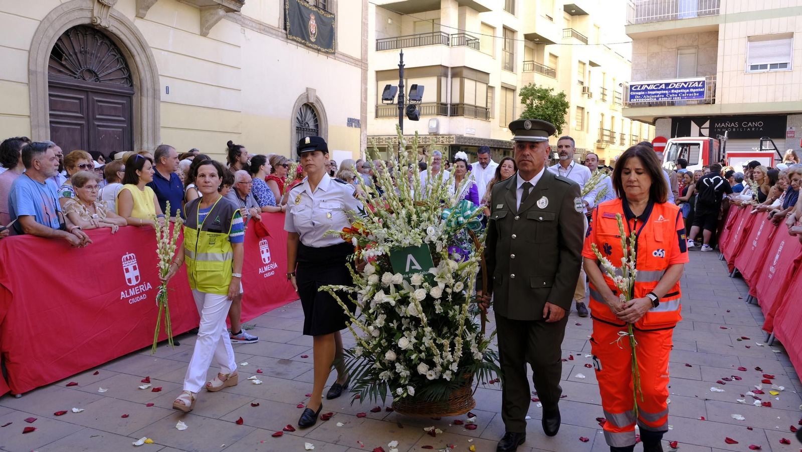 La ofrenda floral a la Virgen del Mar en la Feria de Almería 2025, en imágenes