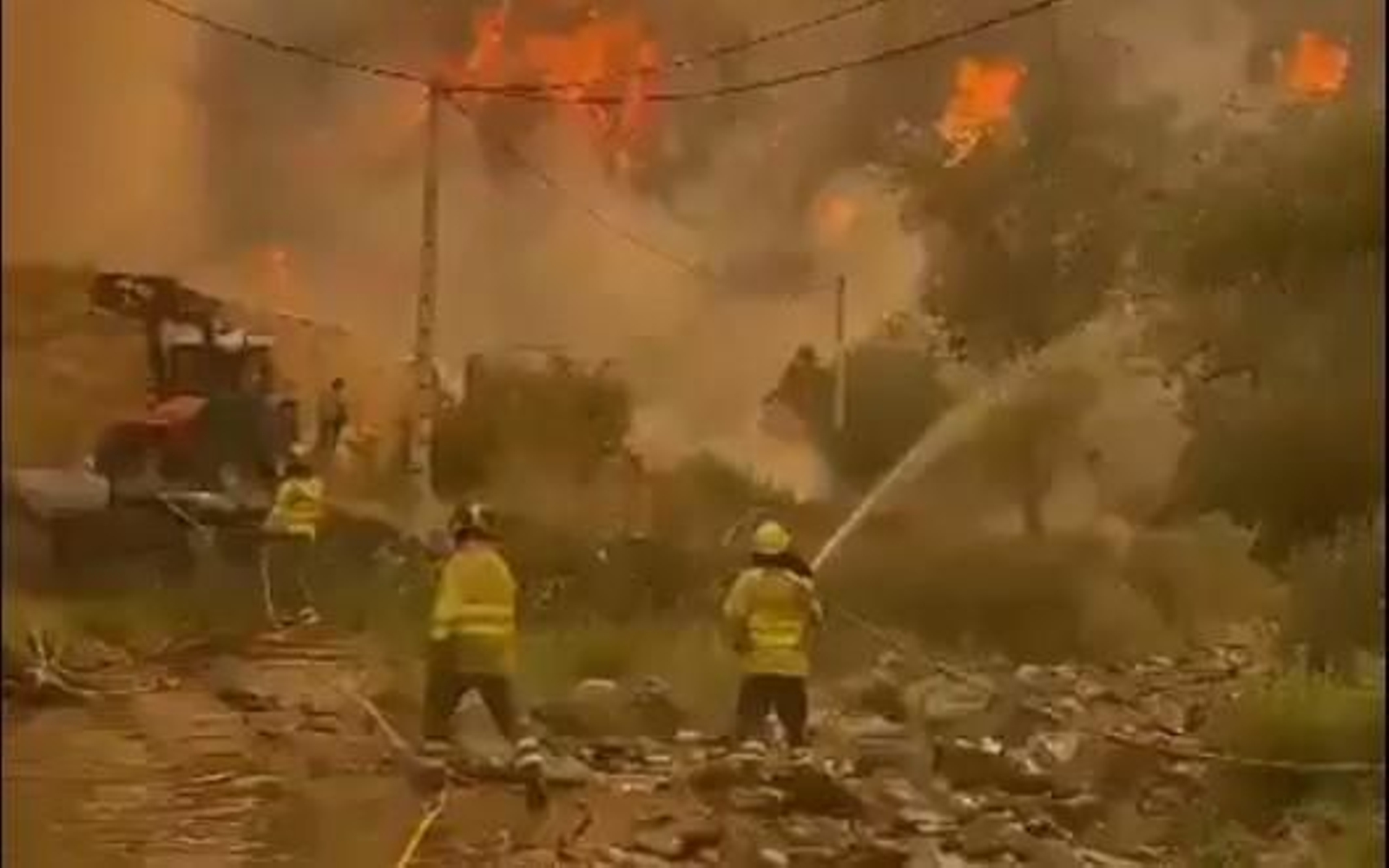 Los bomberos del infoca luchan contra las llamas en León.