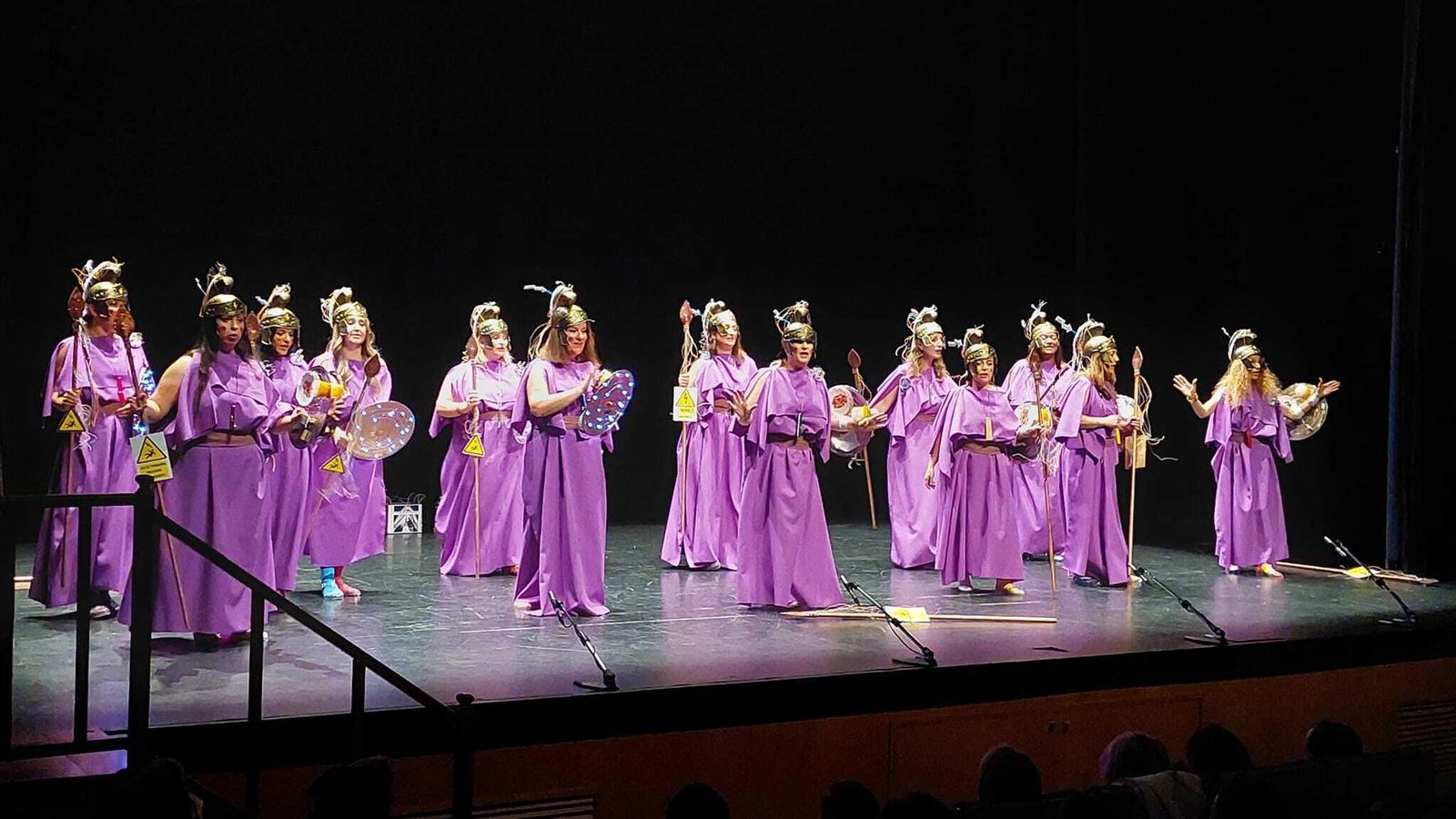 La Chirigota de Mujeres en el Teatro Moderno de Chiclana. La Chirigota de Mujeres en el Teatro Moderno de Chiclana.