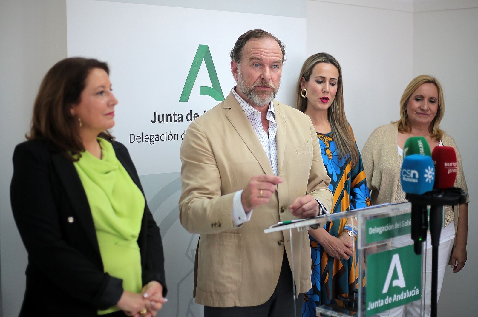 La consejera de Agricultar, Carmen Crespo, con el presidente de Interesa, José Luis García-Palacios, tras la reunión que mantuvieron el pasado martes.