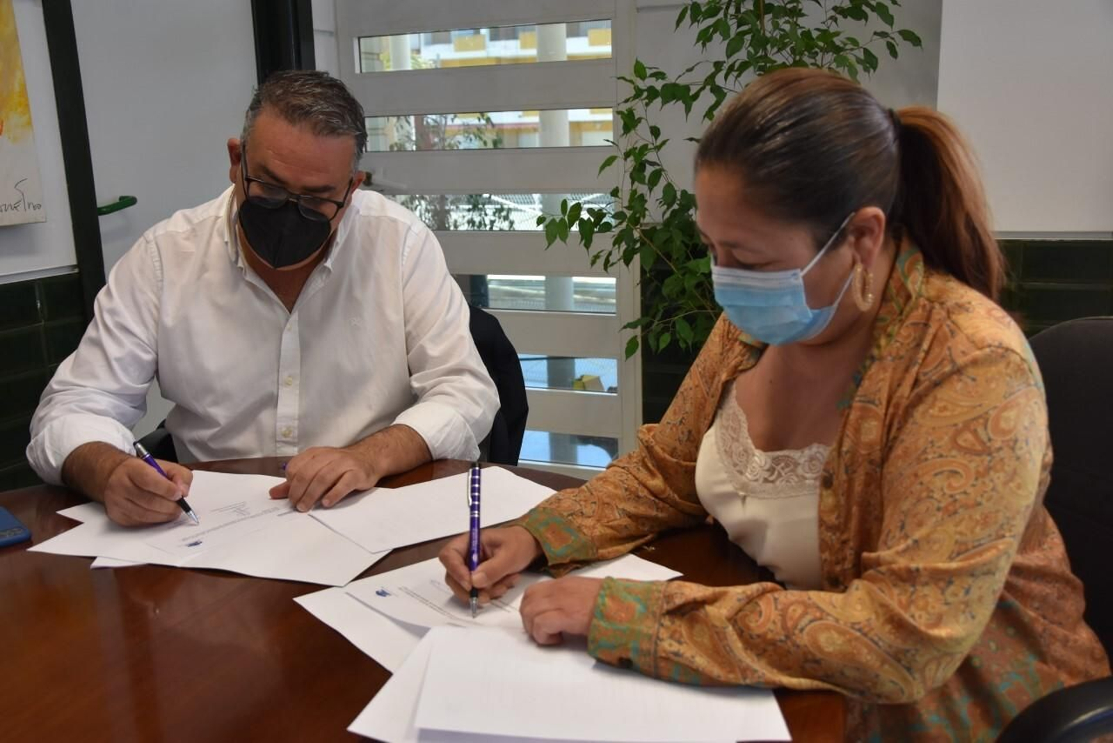 José Luis Pena y Aurora Águedo, durante la firma del acuerdo. José Luis Pena y Aurora Águedo, durante la firma del acuerdo.