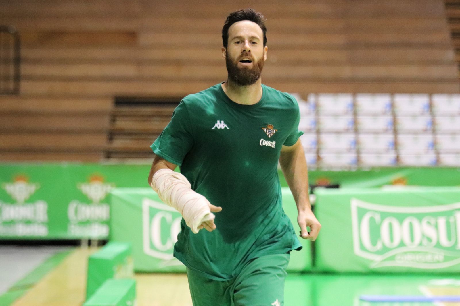 Pablo Almazán trabaja en solitario mientras se recupera de su lesión en el brazo derecho.