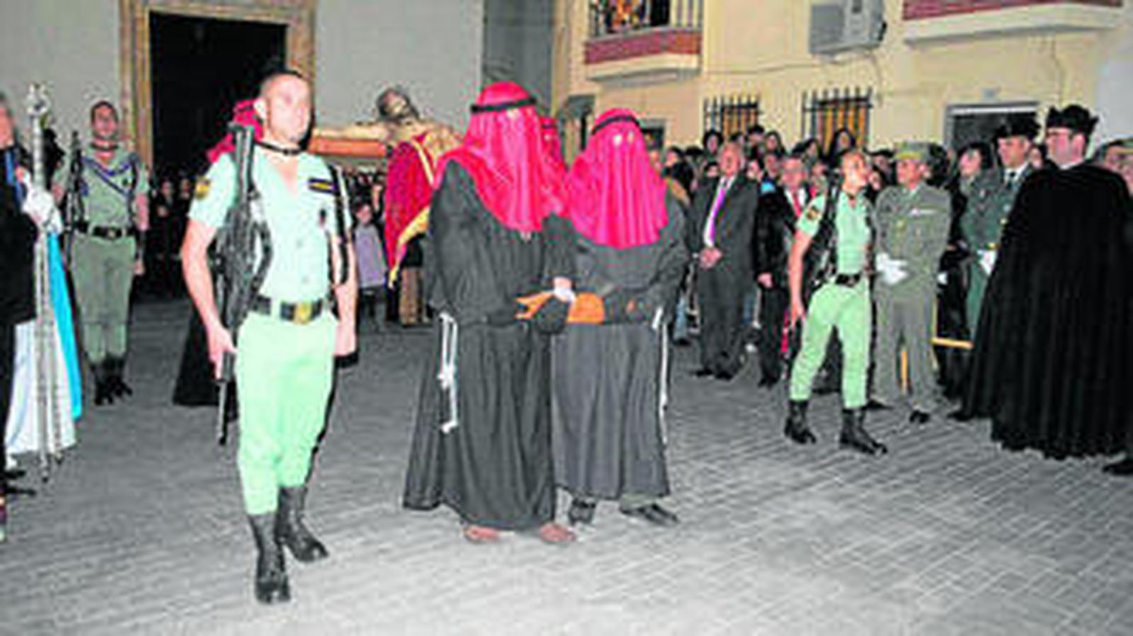 Los legionarios acompañan cada año al Cristo de la Buena Muerte de Olula del Río en Semana Santa.
