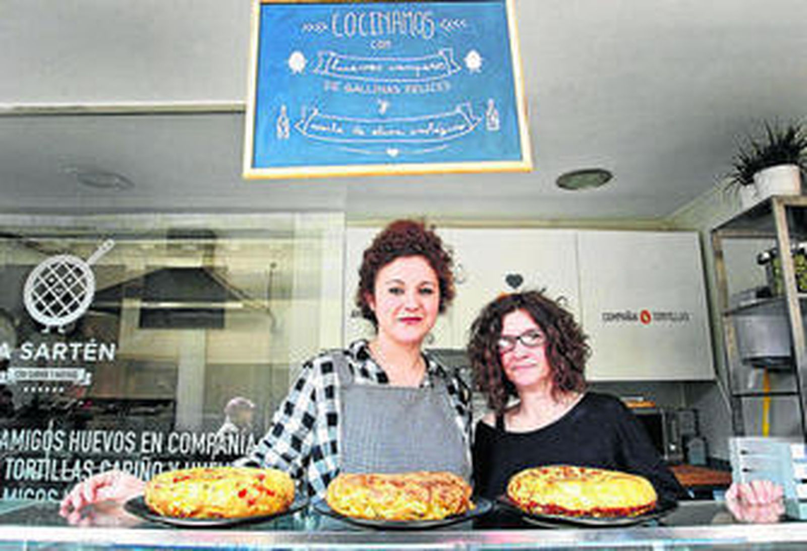 Yolanda Benítez y María José Pineda ayer ante algunas de las tortillas que pueden saborearse en La Sartén.