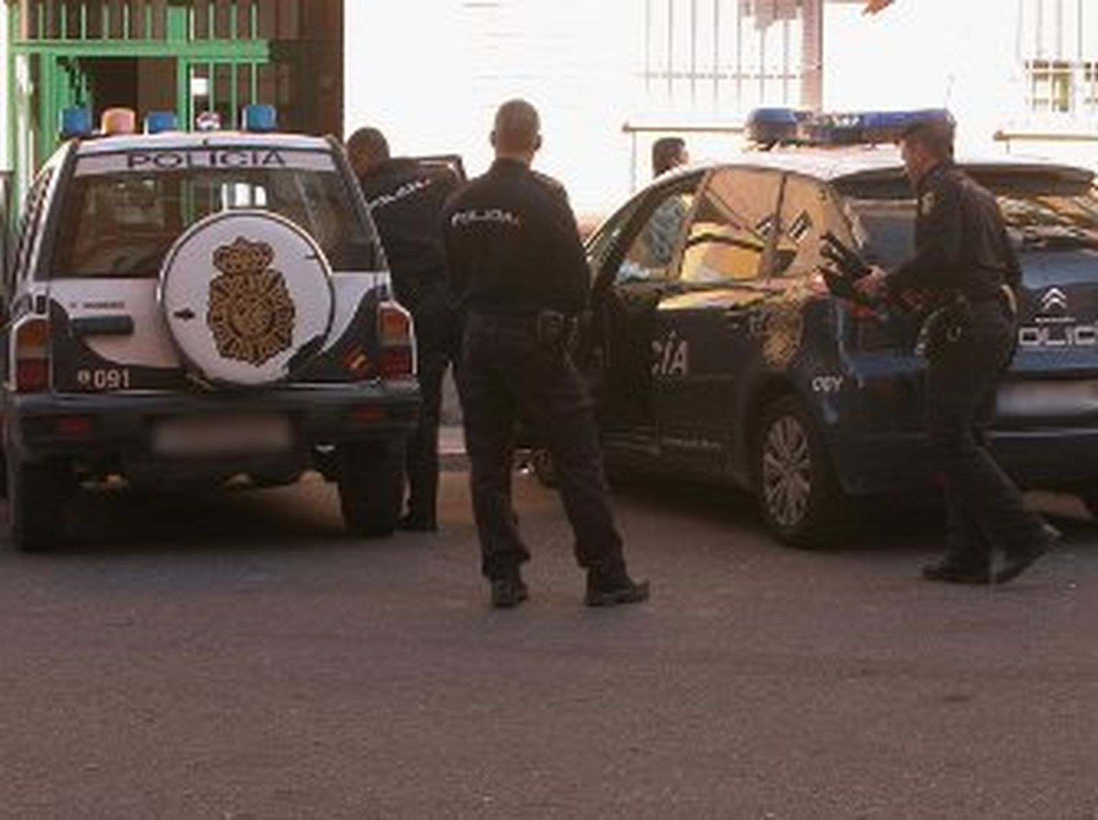 Varios policías en una inspección en el bloque de viviendas donde residía la familia fallecida. / E.S.