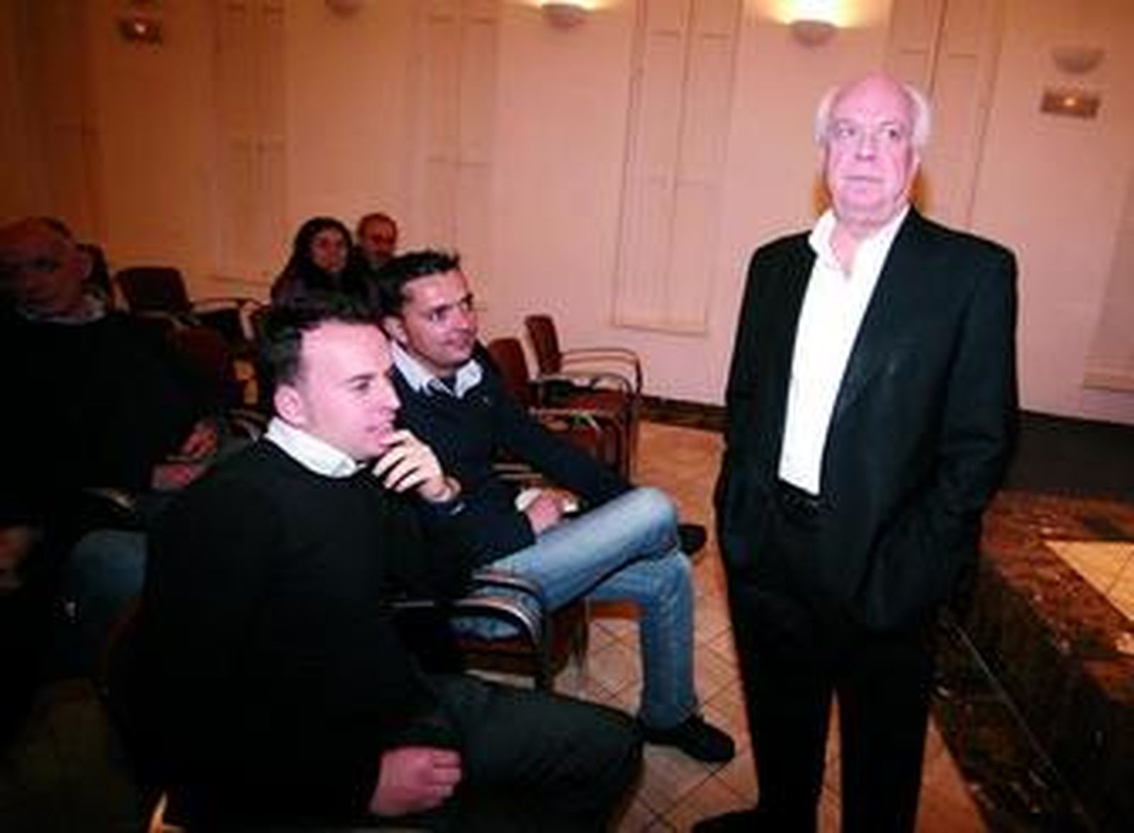 Eduardo Mendicutti, en un actor reciente en Málaga, es uno de los autores que analiza la revista.