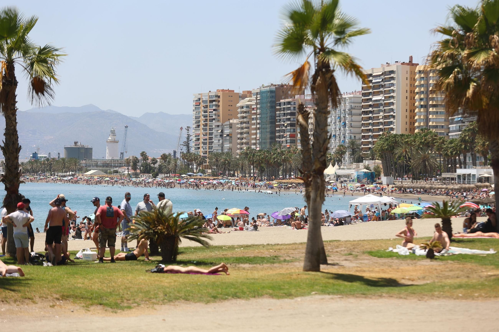 Las fotos del primer lleno de playas en julio en Málaga, con calor, viento y oleaje