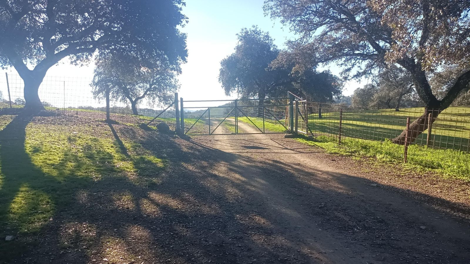 Pasaremos varias cancelas. Como siempre, hay que cerrarlas de nuevo tras superarlas.