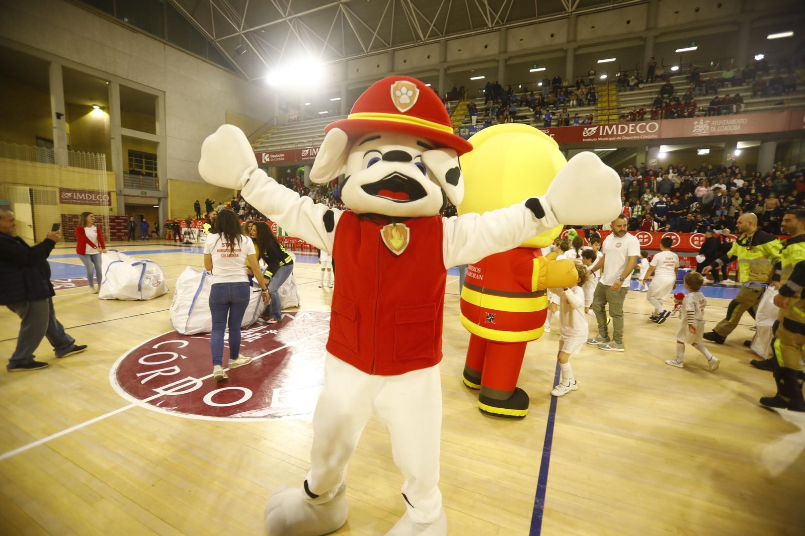 Las mejores fotos de un Córdoba Futsal - Valdepeñas con marcado carácter solidario