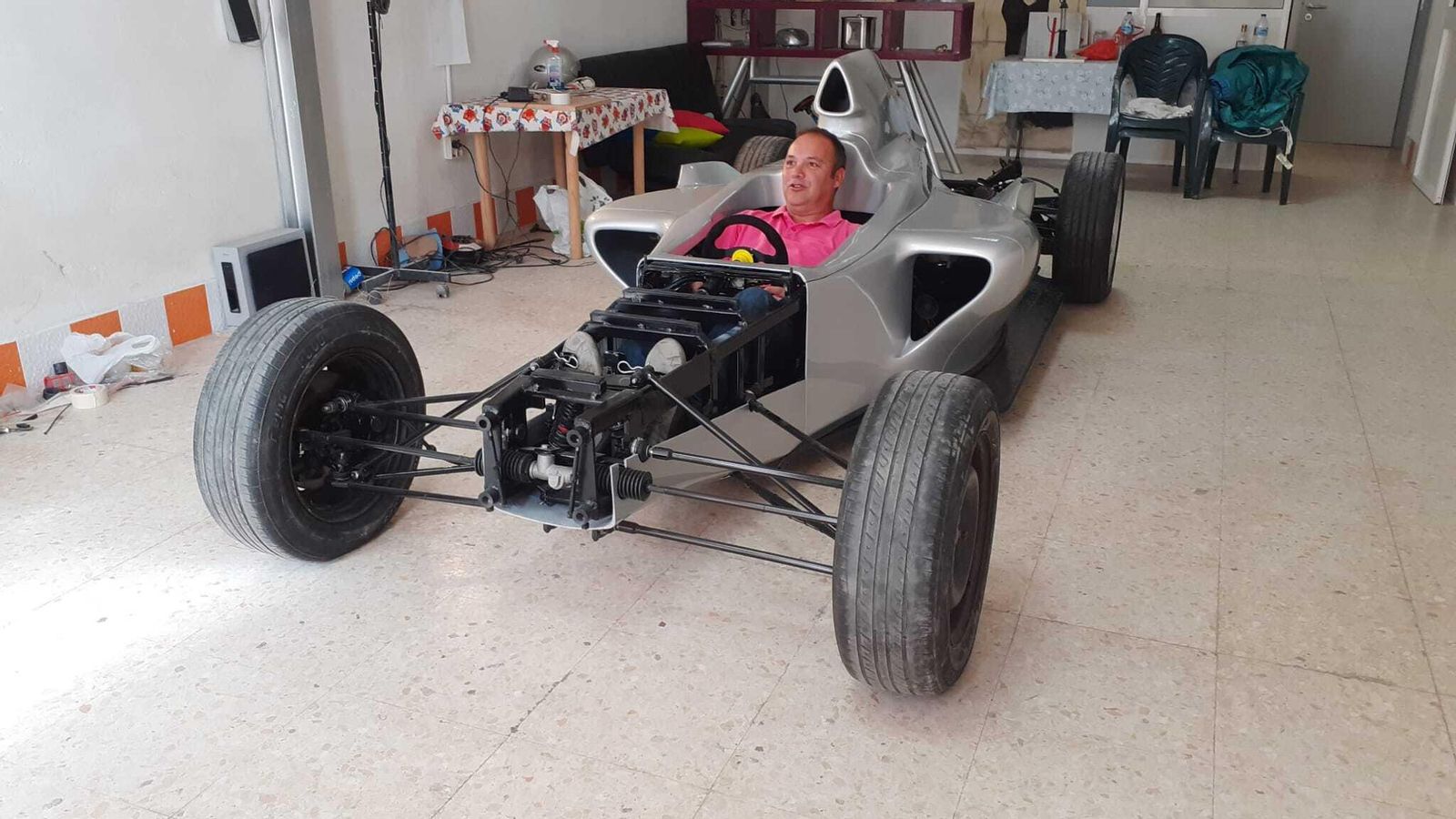 Subido en el monoplaza de carreras.