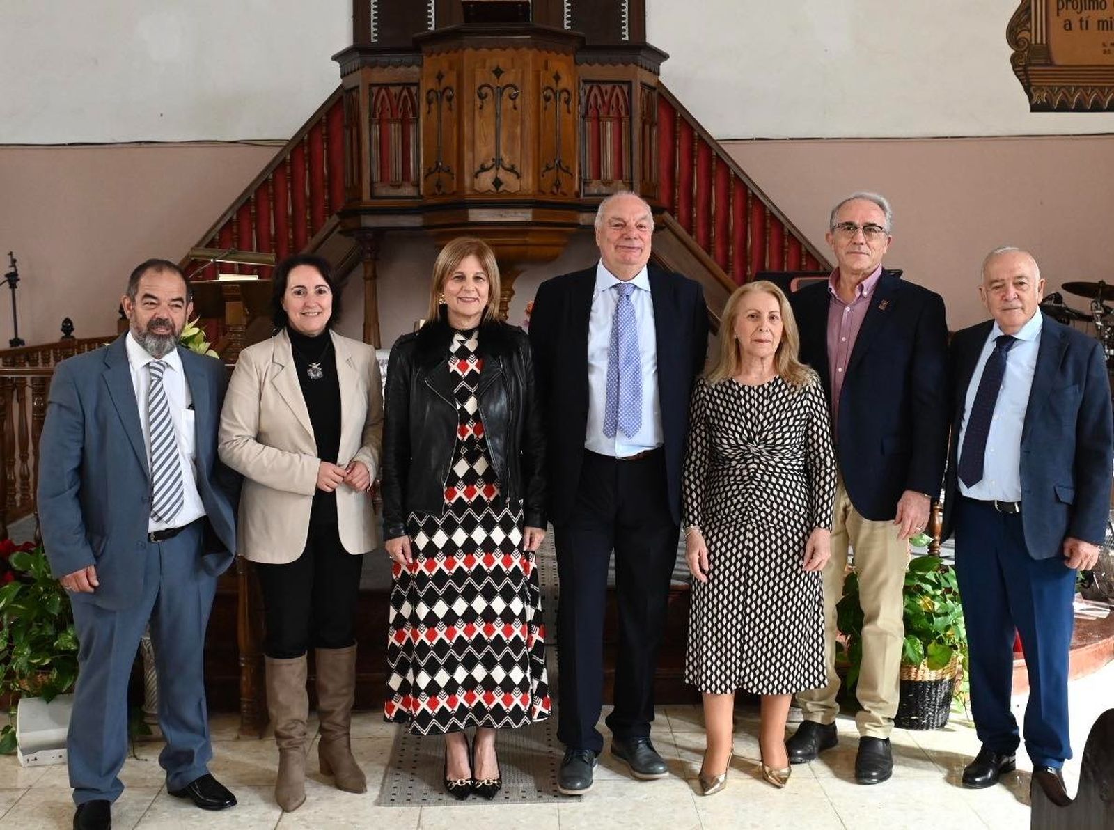 La alcaldesa junto a representantes de la Iglesia Evangélica y otros invitados al acto.