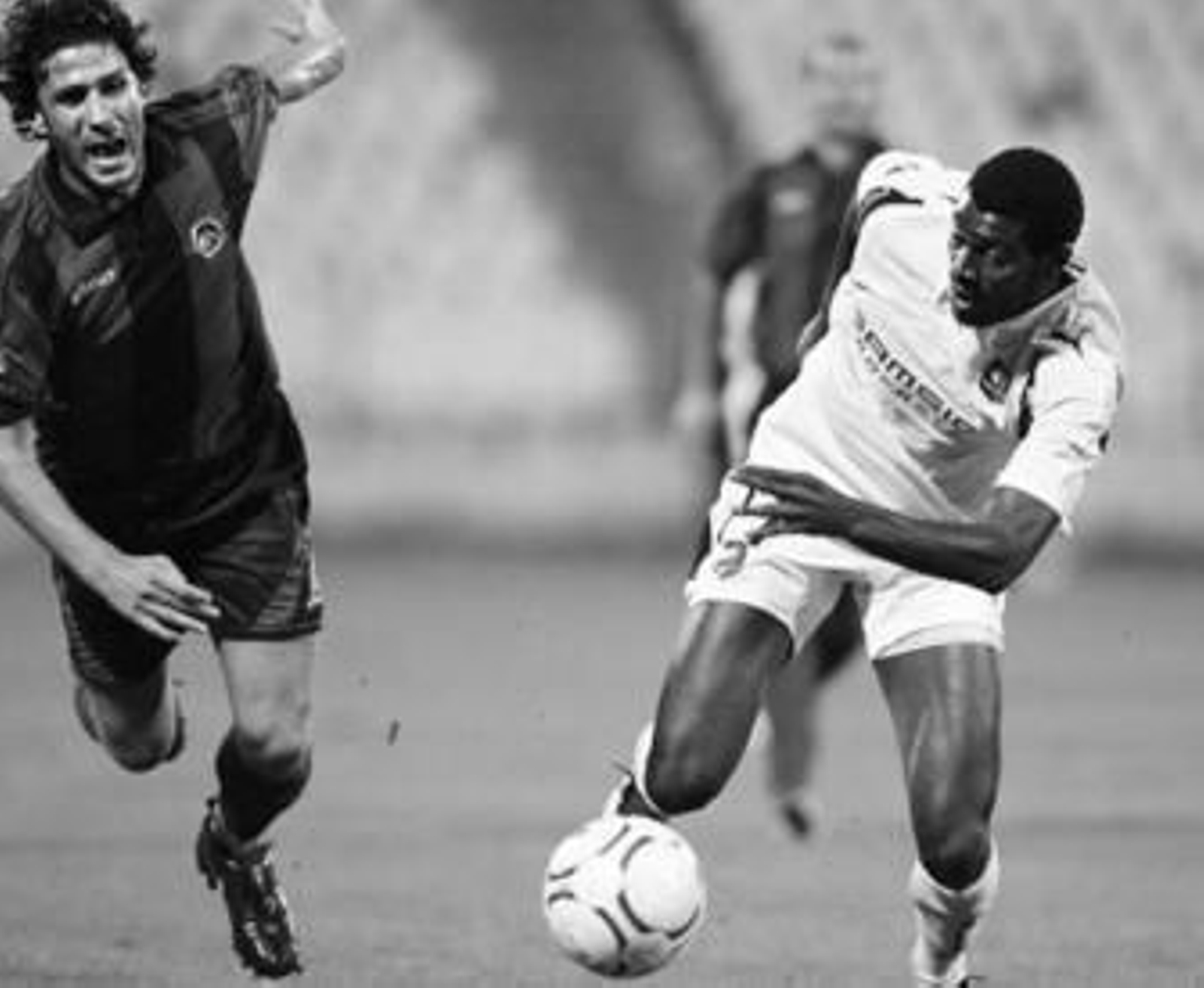 M'Bia se lleva e balón ante el defensa del Lokomotiv de Sofía Ivan Paskov.