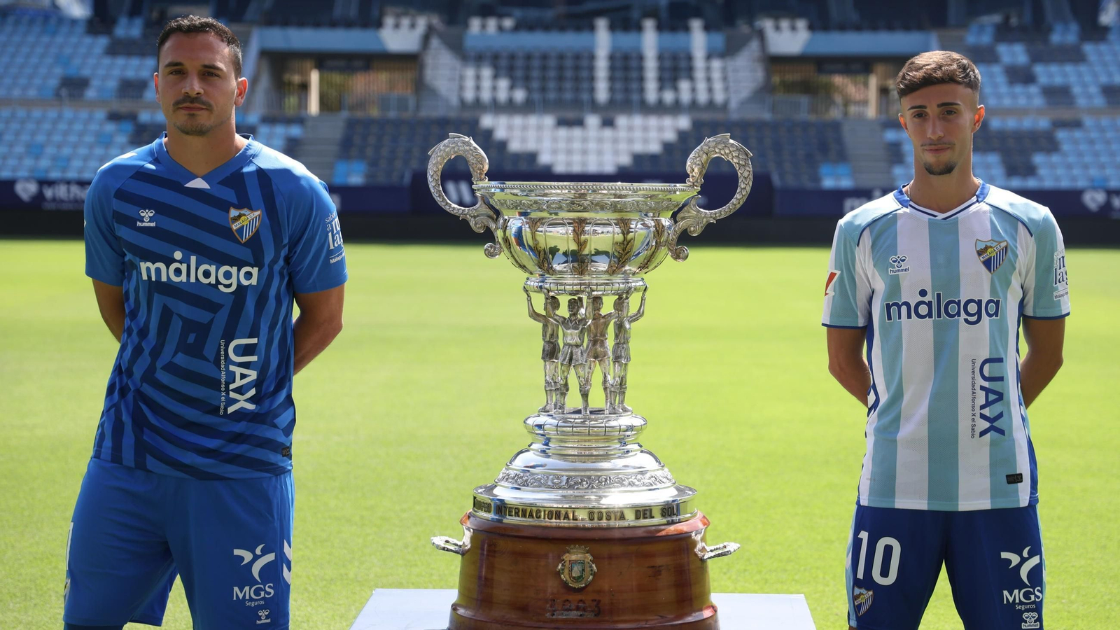 Alfonso Herrero junto a David Larrubia y el Trofeo Costa del Sol