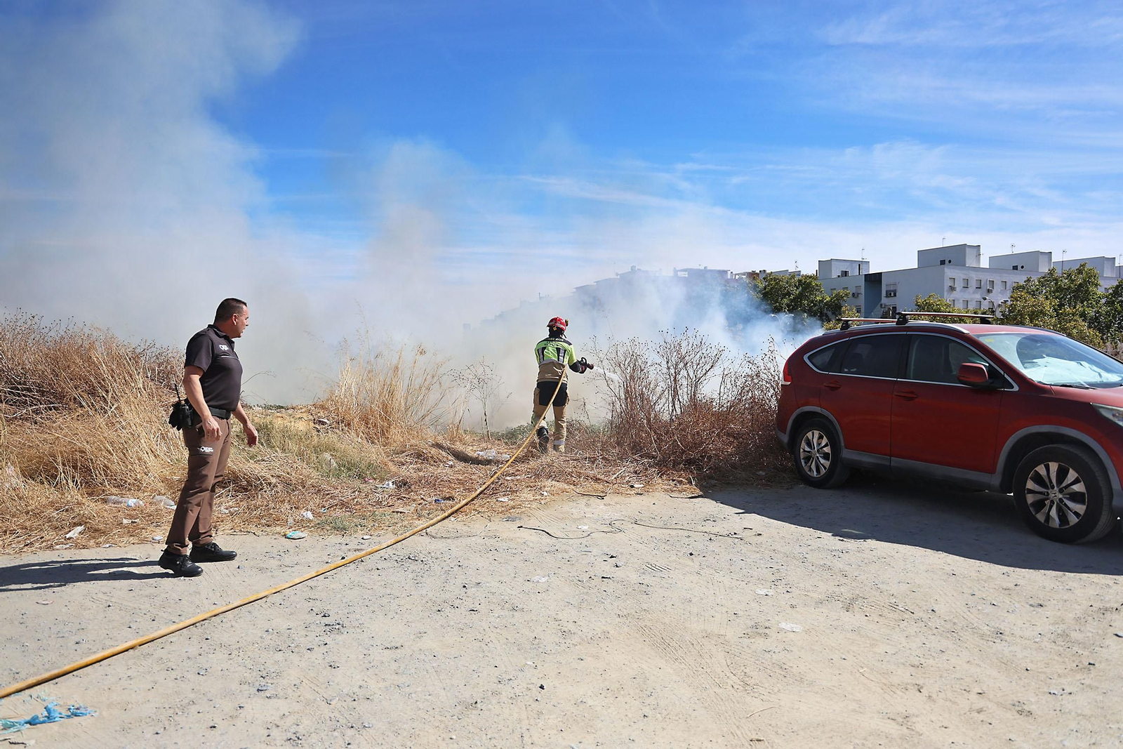 Imágenes del incendio junto al Hospital Juan Ramón Jiménez y el campo de fútbol de El Torrejón en Huelva