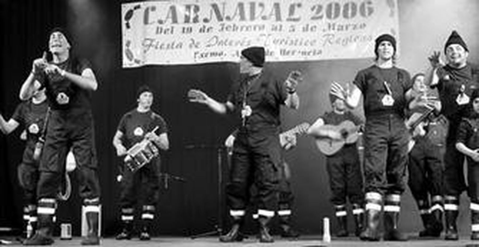 Fotografía de 'Los pelendengues' con uno de los tipos que sacó en años anteriores en los carnavales de Herencia.