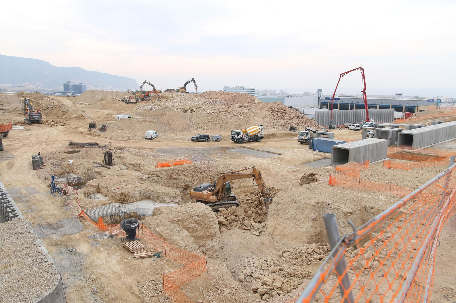 Fotogalería de la visita de Juan Marín a Kimitec, al PITA y a Unica Group