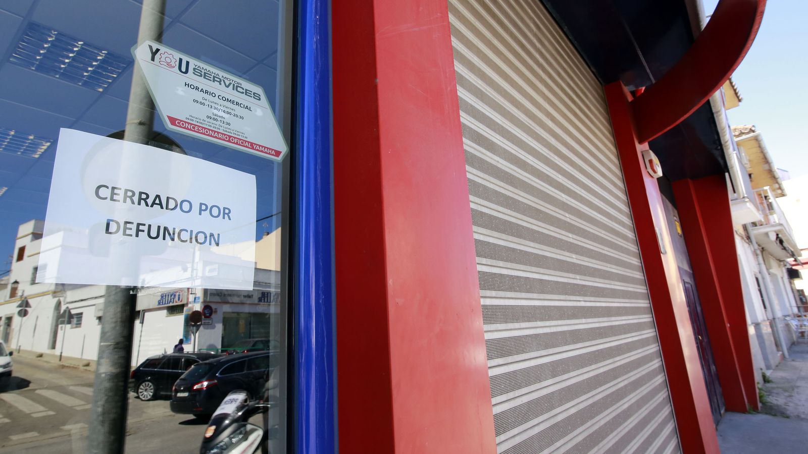 Cartel de 'cerrado por defunción' en una de las tiendas de Navarro Hermanos en Jerez.