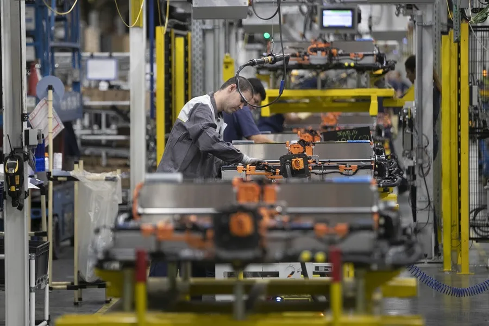 Trabajador en una fábrica de montaje industrial.