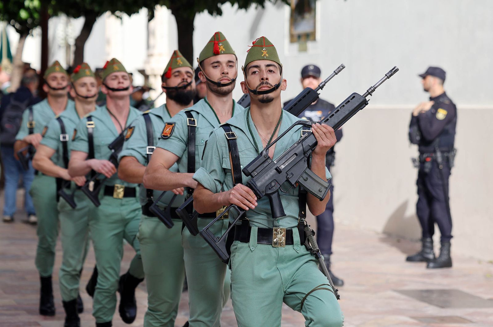 Sábado de Pasión: Imágenes de la procesión del Cristo de la Vera+Cruz portado por el Grupo de Caballería Ligero Acorazado 'Reyes Católicos' II de la Legión de Ronda