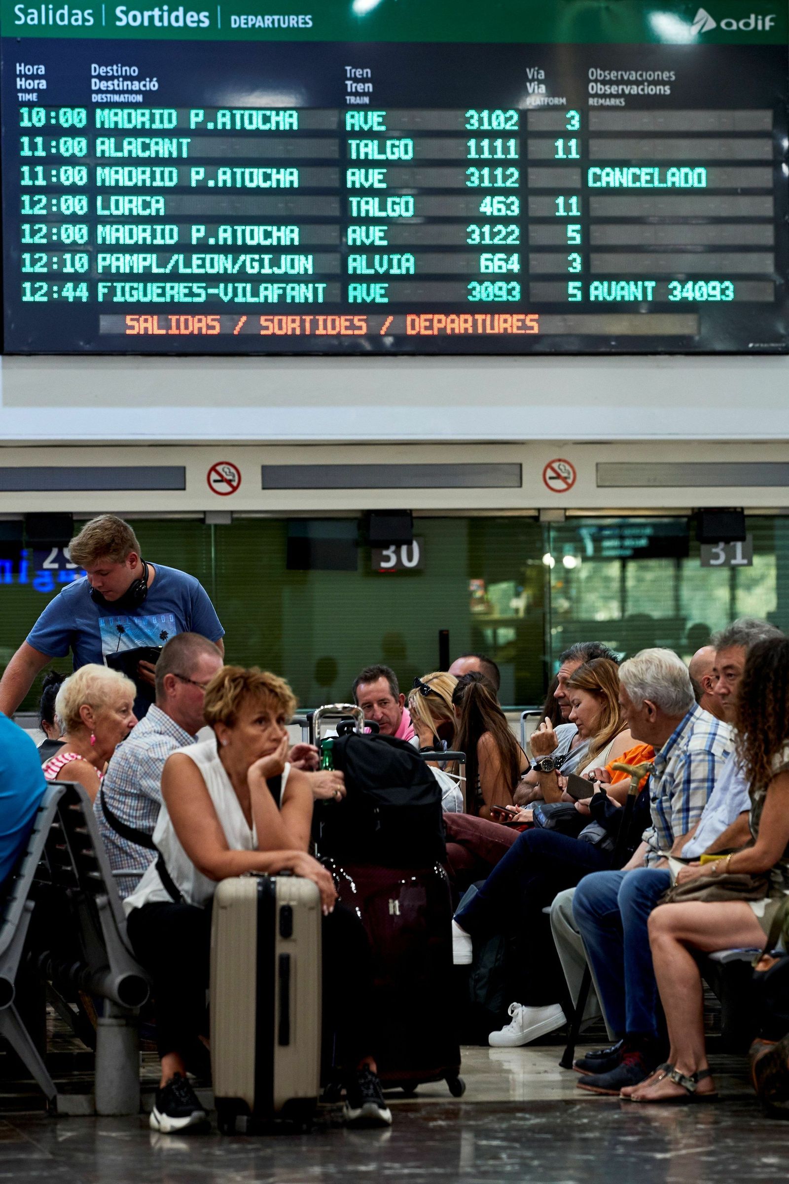 Pasajeros en la estación de Sants de Barcelona.