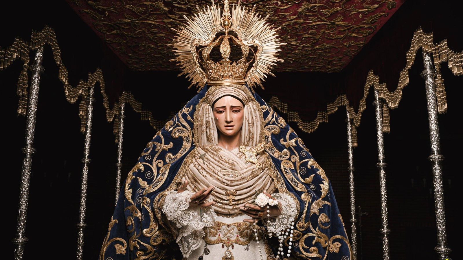 La Virgen de los Desamparados bajo el palio de Los Javieres