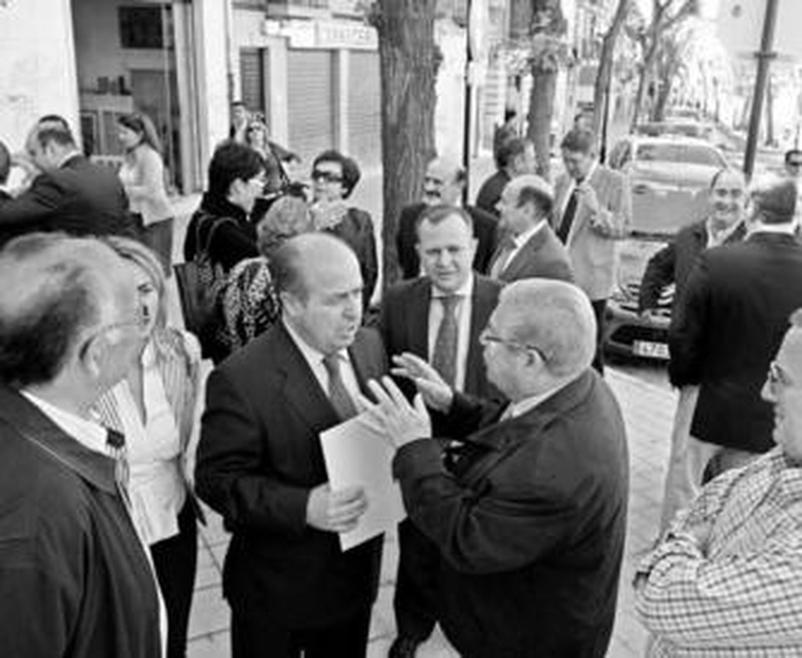 José Torres Hurtado charla con el presidente de la Asociación de Vecinos, Andrés Rodríguez.