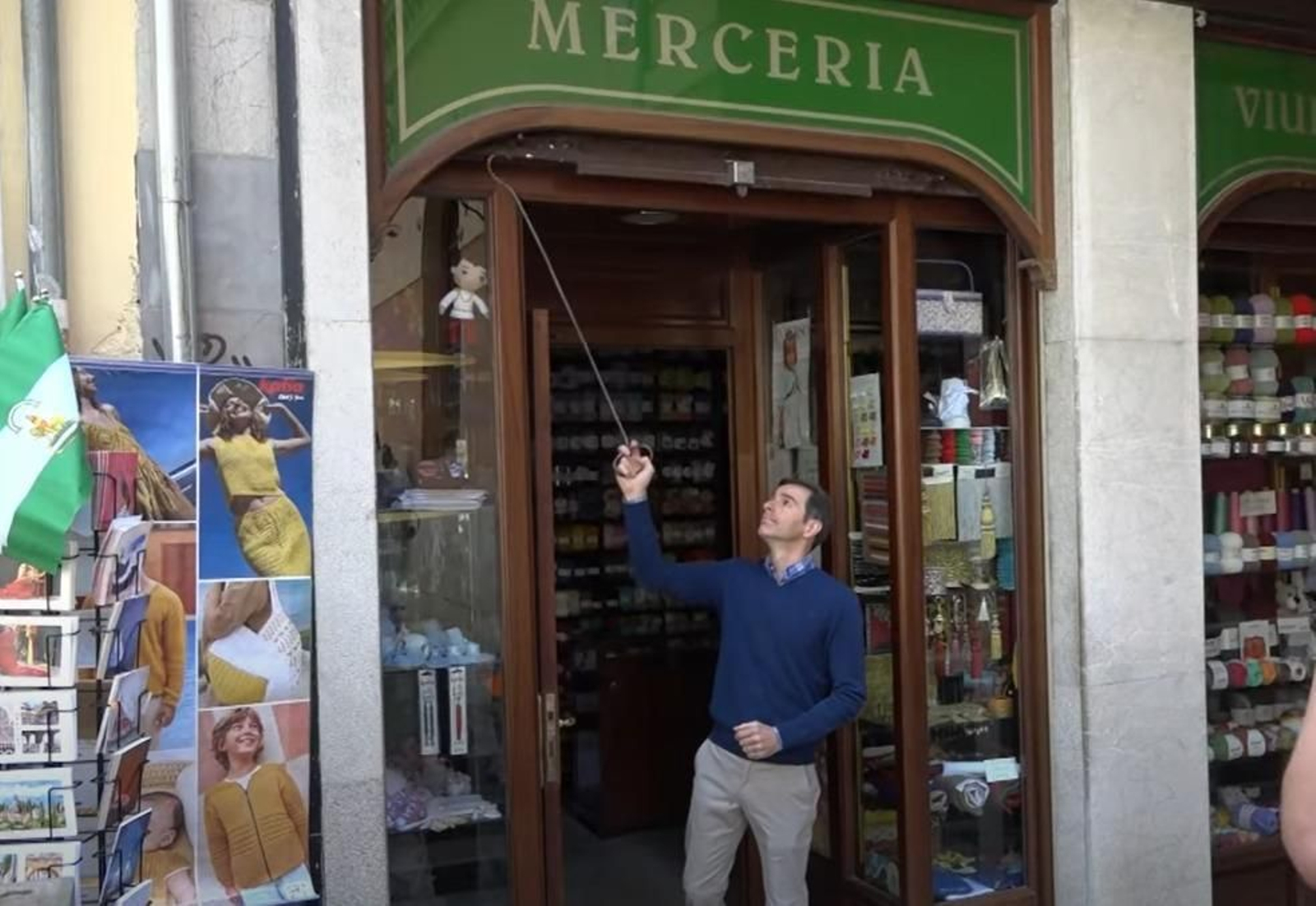 Desde 1948 y en pleno corazón de Granada, así es la mercería que remontó una viuda