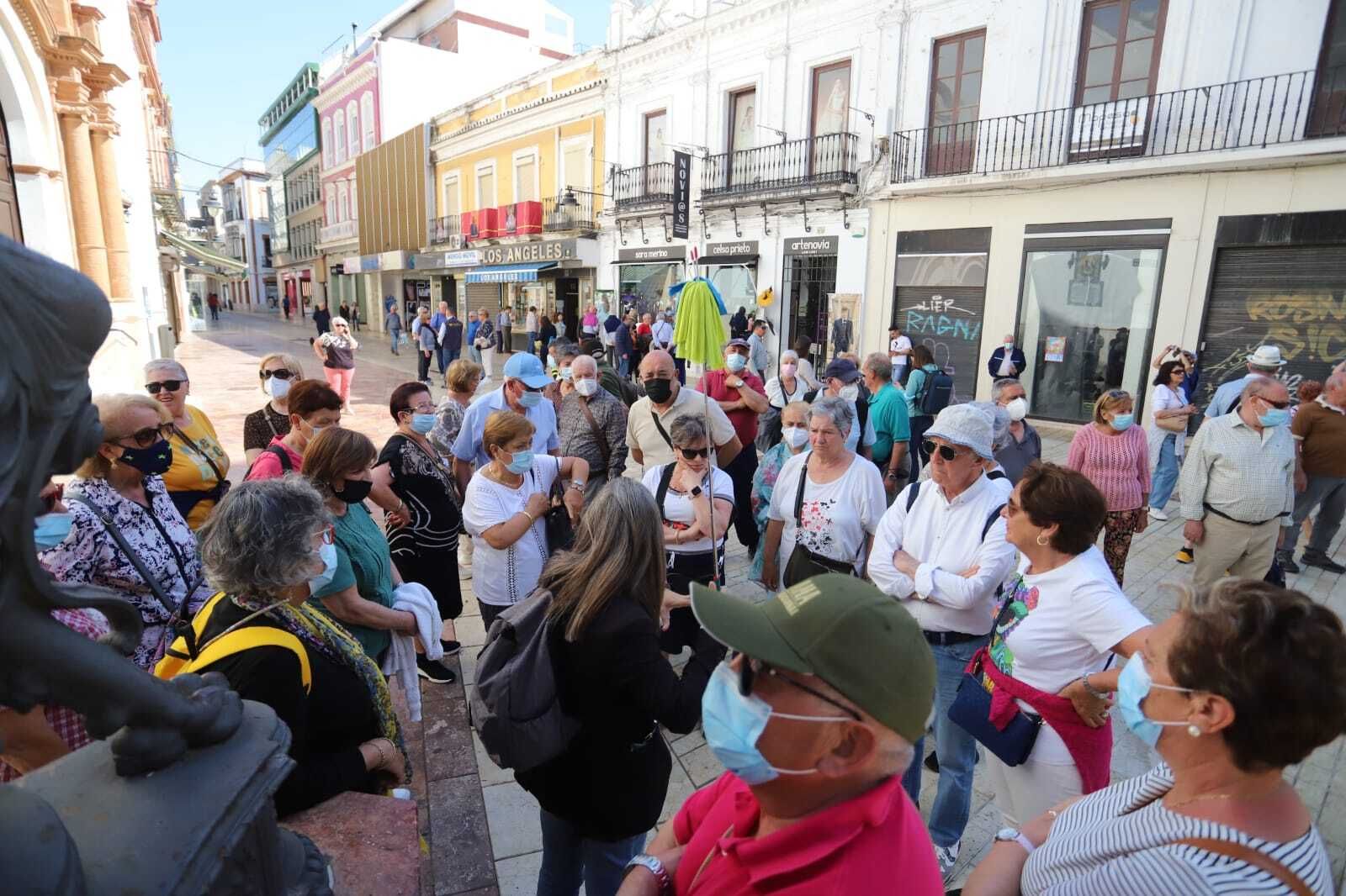 Un grupo de turistas en la capital onubense.