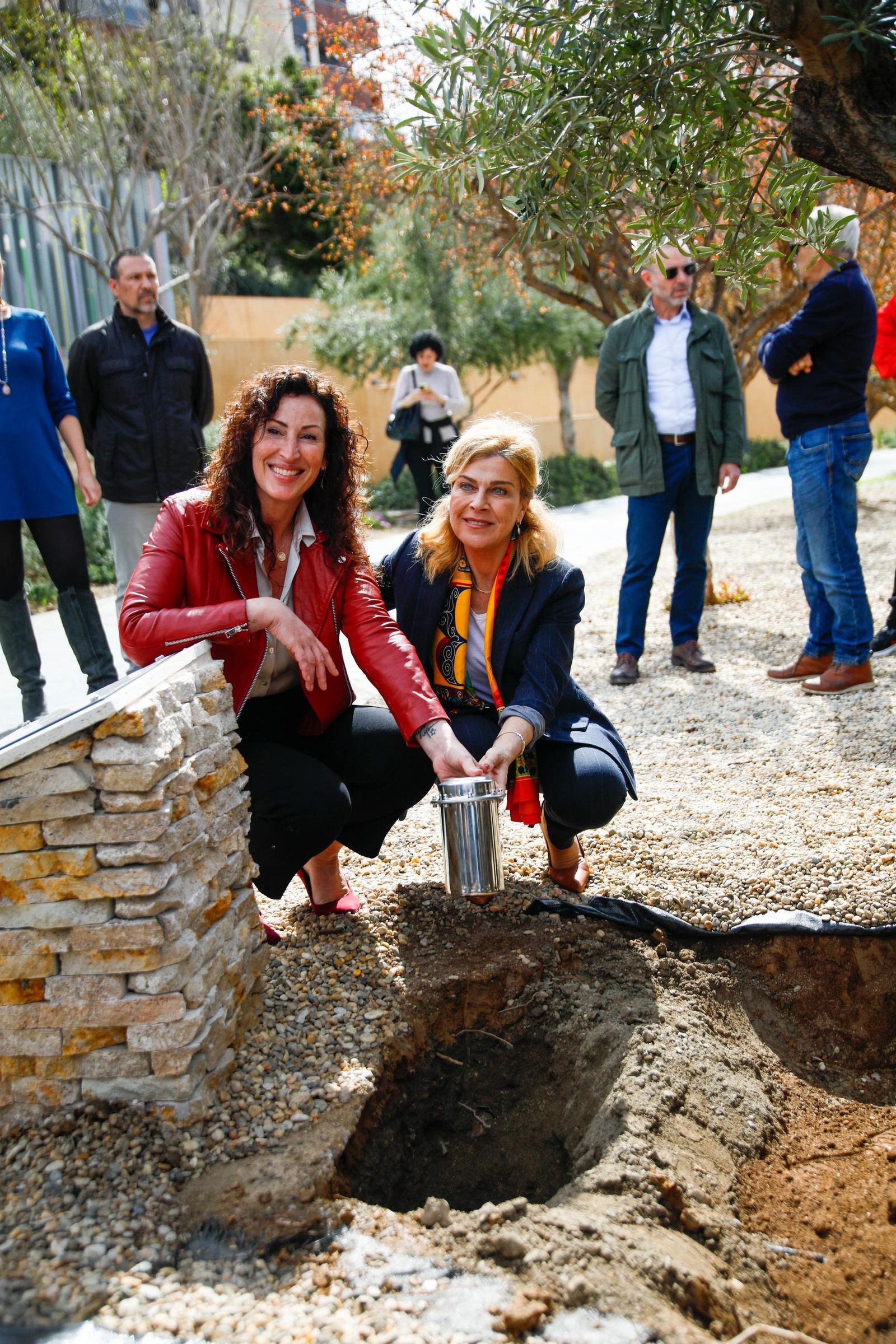 Las imágenes de la plantación de un olivo y el entierro de una cápsula del tiempo