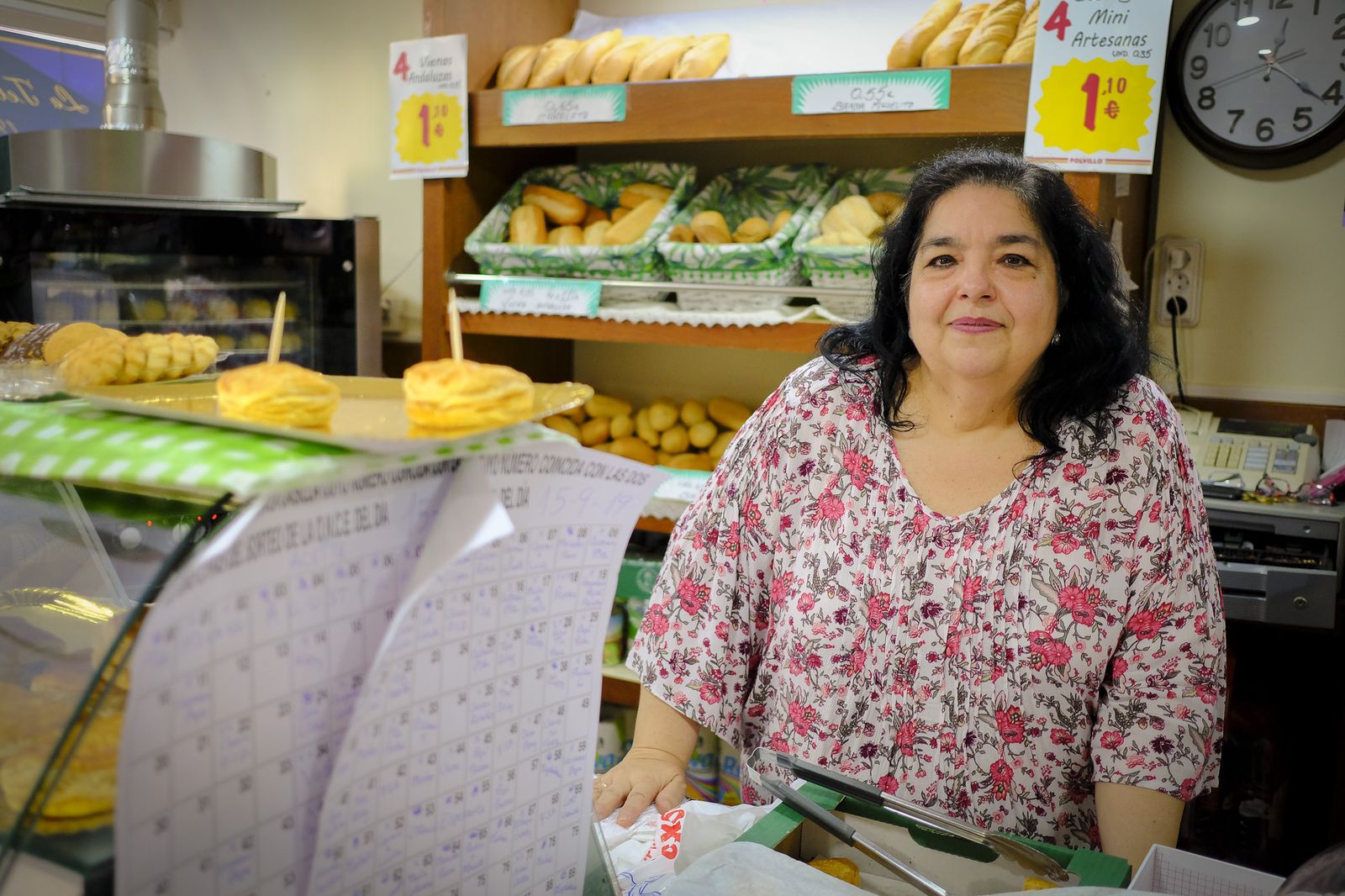 Maribel Alcina, detrás el mostrador de La Telera de María