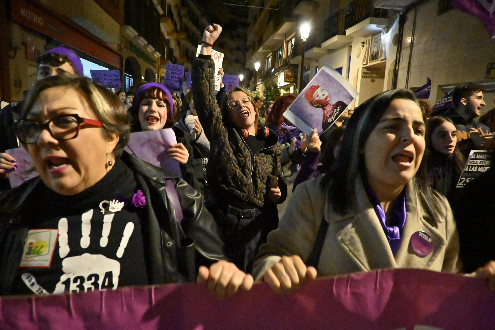 Imágenes de la manifestación con motivo del 25N en Huelva